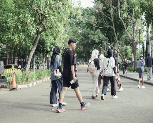 Aktivitas harian berjalan di area pejalan kaki kota
